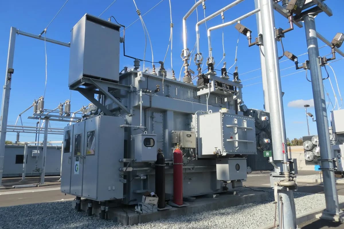 Subestación eléctrica con transformador de potencia