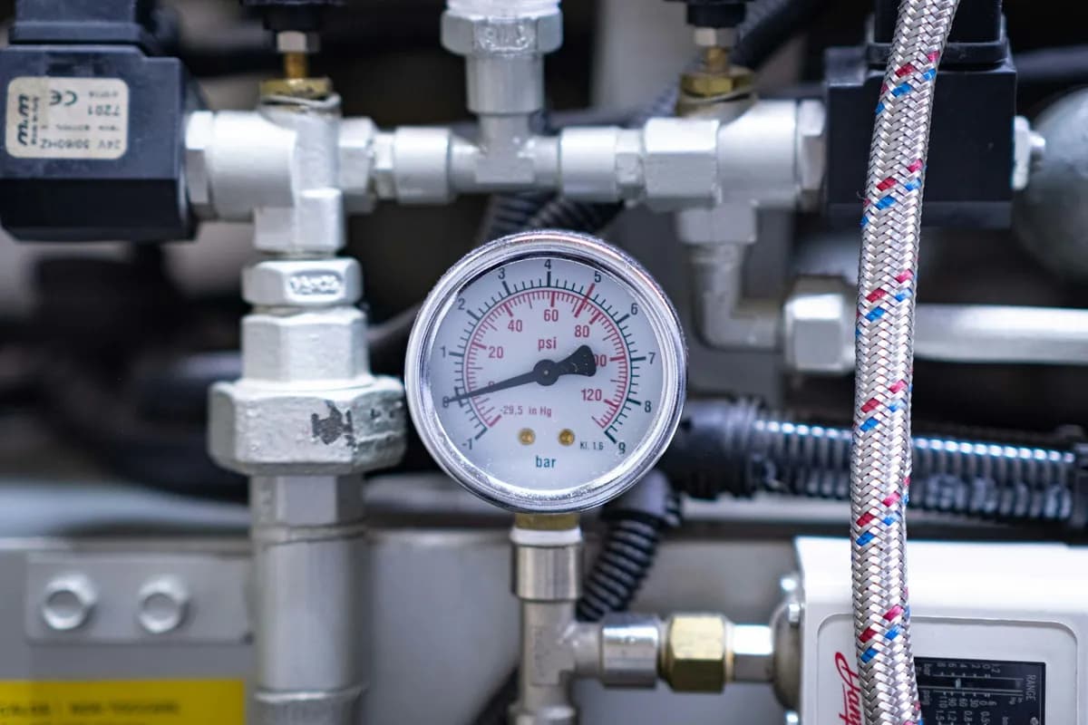Transmisor de presión industrial instalado en línea de proceso