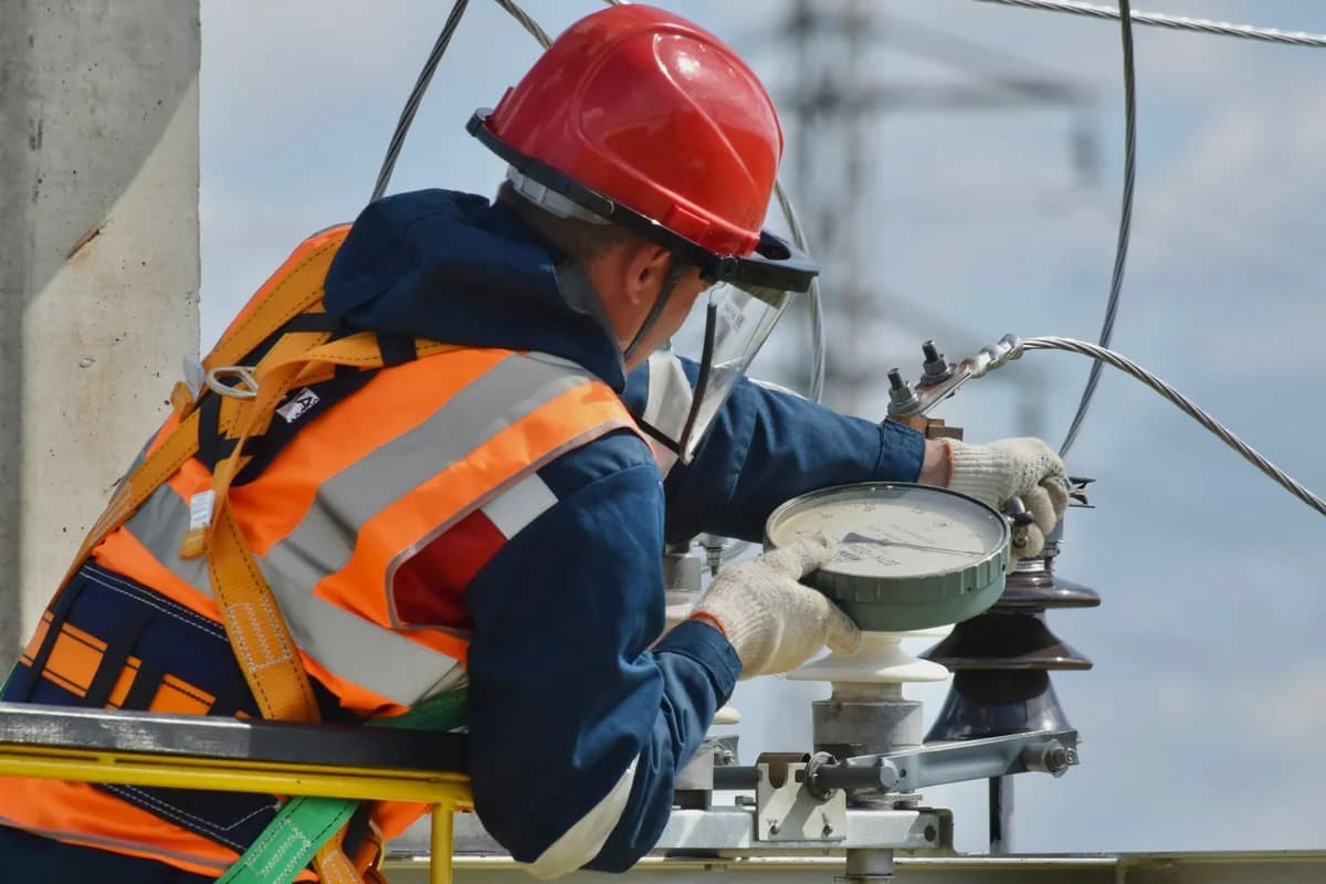 Técnico con arnés y casco trabajando en equipo de altura
